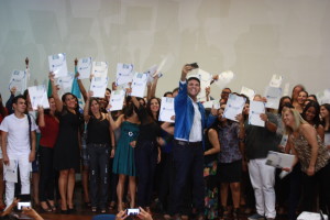 Em momento de descontração, Jorge Vianna faz "selfie" com os profissionais da saúde