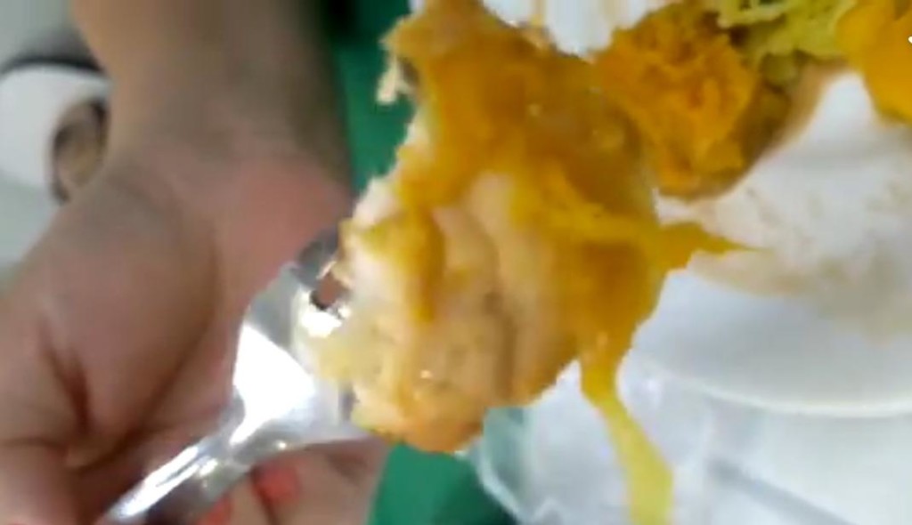 Comida com larvas para os servidores da saúde