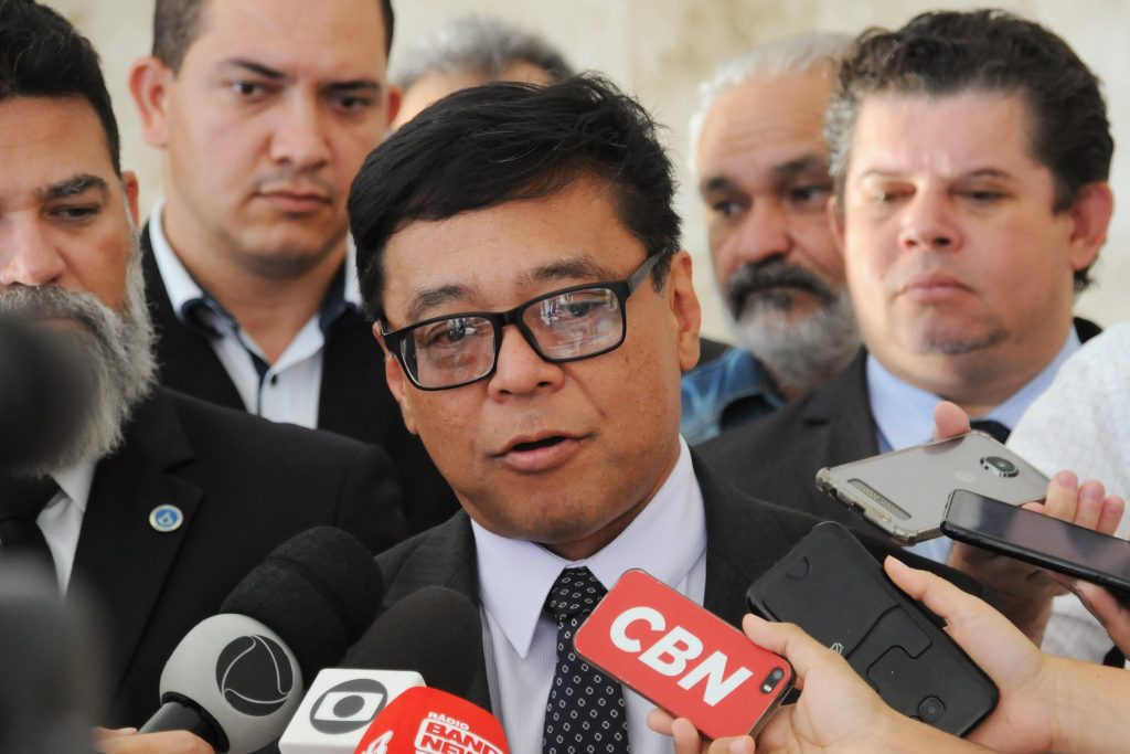 Secretário de Saúde pede demissão em meio à crise de coronavírus